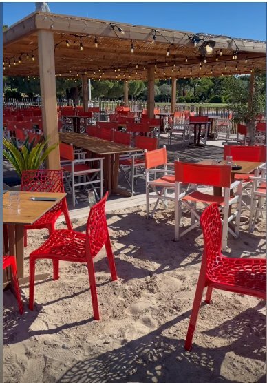 Terrasse Le Sun avec chaises rouges sur le sable