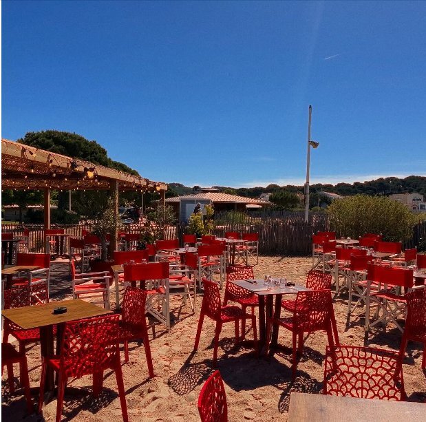 Terrasse du Sun en plein jour avec chaises rouges